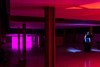 Das Arne-Jacobsen-Foyer in Herrenhausen in pinkes Licht getaucht