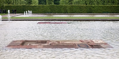 Ein Perserteppich schwimmt im Brunnen im Großen Garten Herrenhausen